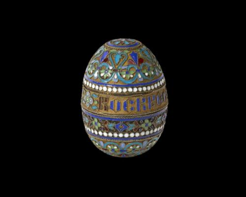 Résultat de vente aux enchères d'un oeuf de Pâques de la Russie impériale en argent et émail cloisonné. Commissaire-priseur à Paris, vente à l'Hôtel Drouot